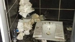 Σε οικτρή κατάσταση εδώ και 20 μέρες οι δημόσιες τουαλέτες στο λιμάνι της Αλεξ/πολης