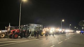 Τα τρακτέρ "κατέβηκαν" στο αεροδρόμιο, ο Πρωθυπουργός δεν ήρθε (video)