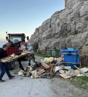 Τα μπάζα απομακρύνθηκαν το απόγευμα της Κυριακής.