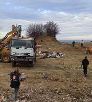 Τα ξερά ξύλα κάηκαν και τα πλαστικά απομακρύνθηκαν.