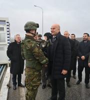 Ο Υπουργός Άμυνας στη γέφυρα των Κήπων.