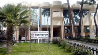 Έριξαν μολότοφ στο κέντρο της Περιφέρειας ΑΜ-Θ.