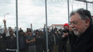 "Πολιτική θύελλα" για τα κέντρα κράτησης μεταναστών.
