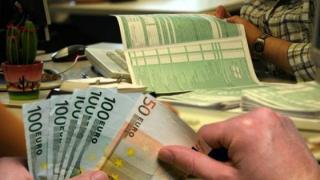 225 δισ. ευρώ χρωστούν οι Έλληνες σε Δημόσιο και τράπεζες