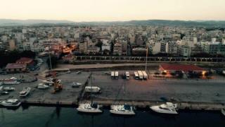 Αλεξανδρούπολη: Ενώ μας έρχονται καταμαράν, στο λιμάνι... βαρκούλες αρμενίζουν