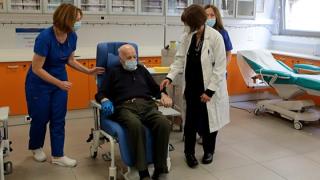 Εβρίτης ο πρώτος ηλικιωμένος που εμβολιάστηκε στην Ελλάδα