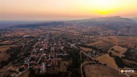 Το χωριό Δορίσκος από ψηλά καθώς δύει ο ήλιος.