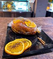 Τουρτουκίτα γεμιστή με μους καρυδιού, ανανά, ρύζι και κουκουνάρι