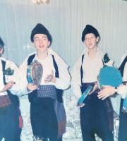 Ο Πέτρος Πολυχρονίδης νεαρός με παραδοσιακή θρακιώτικη στολή ερμηνεύοντας τα κάλαντα.