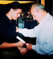 Ο Πέτρος Πολυχρονίδης με τον Γιάννη Διακογιάννη λαμβάνοντας το πτυχίο της δημοσιογραφίας