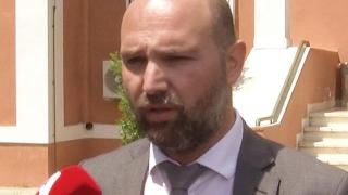 Αινήσιο Δέλτα προς Λασκαράκη: "Κάτσε απόλαυσε ήρεμα το ουίσκι σου. Μην ανησυχείς, φυλάμε εμείς εδώ οι παράνομοι"