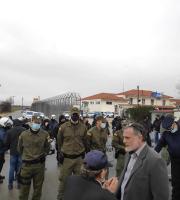 Το συγκεντρωμένο πλήθος έξω από το ΚΥΤ Φυλακίου.