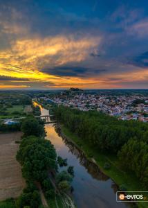 Με φόντο το κάστρο του Διδυμοτείχου πάνω από τον Ερυθροπόταμο
