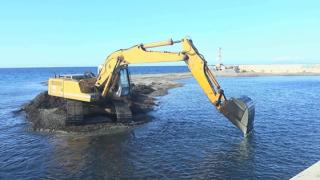 Λιμάνι Θερμών: Μάζα από φύκια μπλόκαρε την έξοδο και εγκλώβισε αλιευτικά σκάφη 