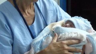 ΠΓΝΑ: Γέννησε μητέρα θετική στον κορονοϊό - Άγνωστο το πότε θα "σμίξει" με το μωρό της