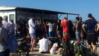 «Οδύσσεια» για εκατοντάδες επιβάτες που ταξιδεύουν για Σαμοθράκη - Άνθρωποι κοιμούνται στο λιμάνι περιμένοντας...