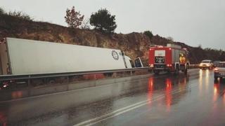 Έβρος: ΙΧ συγκρούστηκε με νταλίκα - Είχε Άγιο ο οδηγός (φώτο)