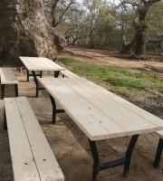 Με καινούργια τραπέζια και παγκάκια αναβαθμίστηκε ο χώρος αναψυχής του Προφήτη Ηλία στα Λουτρά.