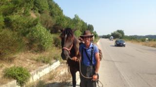 Τον Έβρο διασχίζει με το άλογό του ο Φράνκο από την Πορτογαλία.