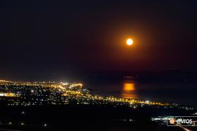 Η Αλεξανδρούπολη λουσμένη με το φως του φεγγαριού.