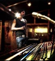 Ο Johnny Bacola στο studio ηχογραφήσεων