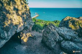 Λίγο από την αύρα που αποπνέει η Σπηλιά του Κύκλωπα στη Μάκρη.