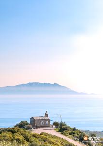 Στην εκκλησία του Προφήτη Ηλία με φόντο το νησί της Σαμοθράκης