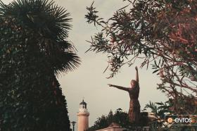 Eπιβλητικό στέκει το άγαλμα της Δόμνας Βιζβίζη στην πλατεία του Φάρου της Αλεξανδρούπολης.