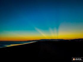 Τα παιχνιδίσματα του ήλιου πίσω από την Μαρώνεια.
