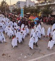 Τσικνομπουρμπούλης 2023: Ξεφάντωσαν χιλιάδες καρναβαλιστές στην μεγάλη αποκριάτικη παρέλαση!