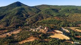 Σε ένα φυσικό μπαλκόνι με θέα τα εγκαταλελειμμένα μεταλλεία της Κίρκης