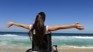 Η παραλία Μεσημβρίας γίνεται πλήρως προσβάσιμη για ΑμεΑ