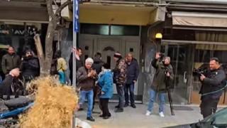 Στην Ορεστιάδα οι αγρότες, έριξαν σανό στα βουλευτικά γραφεία