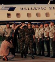 Υποδοχή ηρώων στους δύο Έλληνες στρατιωτικούς τα ξημερώματα της 15ης Αυγούστου 