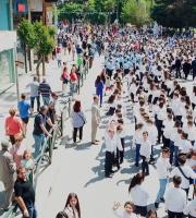 Στιγμιότυπα της αποκάλυψης των σημαιών από τη Μεραρχία