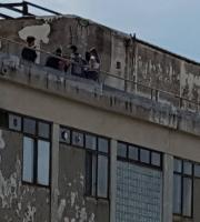 Δημόσιος κίνδυνος το παλιό Νοσοκομείο –  Παιδιά ανεβαίνουν καθημερινά στις ταράτσες 