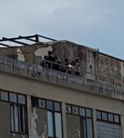 Δημόσιος κίνδυνος το παλιό Νοσοκομείο –  Παιδιά ανεβαίνουν καθημερινά στις ταράτσες 