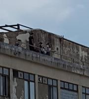 Δημόσιος κίνδυνος το παλιό Νοσοκομείο –  Παιδιά ανεβαίνουν καθημερινά στις ταράτσες 