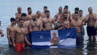 Απτόητοι οι χειμερινοί κολυμβητές της Ορεστιάδας: Βούτηξαν στα παγωμένα νερά της Σερβίας!