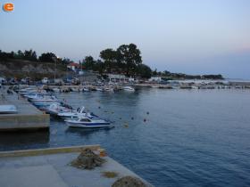 Λιμανάκι της Μάκρης στο σούρουπο.