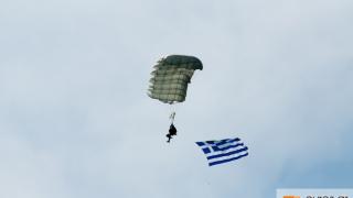 Φωτορεπορτάζ από την επίδειξη αλεξιπτωτιστών στην Αλεξανδρούπολη.