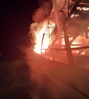 Σαμοθράκη: Ολοσχερώς κάηκε το περιηγητικό σκάφος "Θεοδώρα" (φωτο)