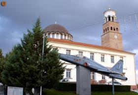 Το μαχητικό αεροπλάνο στο κέντρο.