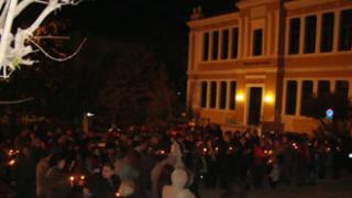 Συνεχίζονται οι διαμαρτυρίες για τον πατέρα Ιωάννη.