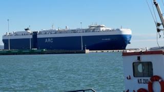 Αλεξανδρούπολη: Το αμερικάνικο πλοίο «ARC Commitment» παίρνει πίσω τα στρατιωτικά οχήματα και φεύγει (video)