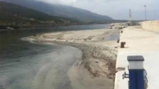 Σαμοθράκη: Ξεκίνησαν οι εργασίες καθαρισμού στο λιμάνι των Θερμών.