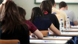 Αναστέλλουν την απεργία στις Πανελλαδικές Eξετάσεις οι καθηγητές.