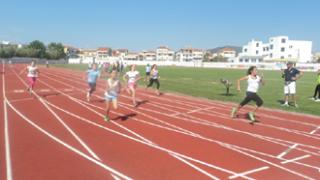 Διαξιφισμοί Νικολάου - Μιχελή με φόντο αθλητική διοργάνωση.