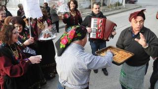 Στη Θράκη σήμερα αναβιώνει ένα έθιμο όπου οι άντρες ντύνονται γυναίκες και κάνουν τις δουλειές του σπιτιού!