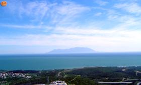 Στο βάθος η Σαμοθράκη.